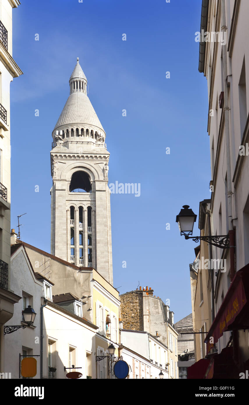 Montmartre, schmale Straße mit Blick auf eine Basilika Stockfoto