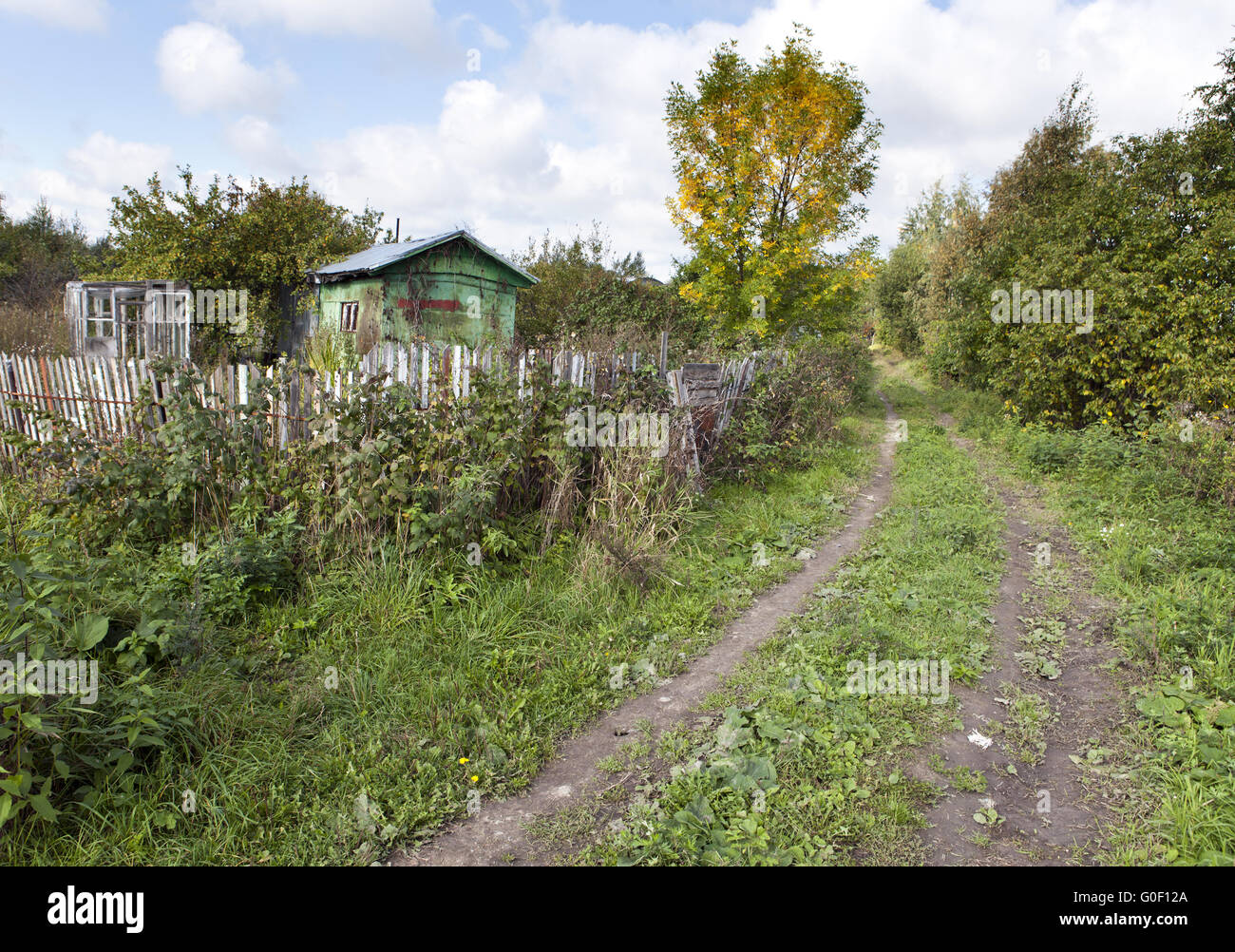 Holzhaus und unbefestigte Straße geworfen, in ländlichen Gebieten Stockfoto