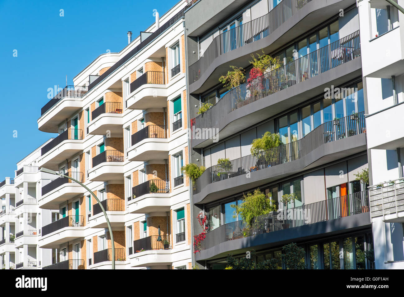 Die Fassaden der modernen Häuser in Berlin zu sehen Stockfoto