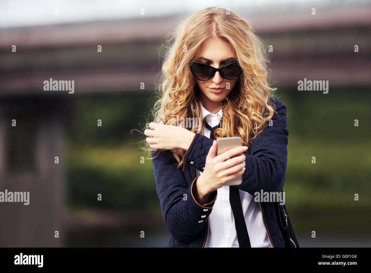 Mode-Business-Frau auf dem Handy anrufen Stockfoto