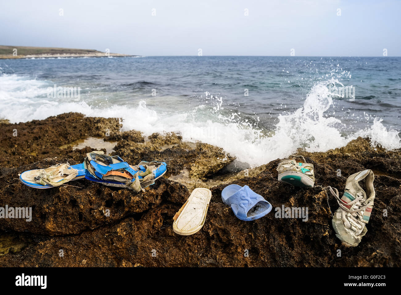 Schuhe-Treibgut an der Küste Stockfoto