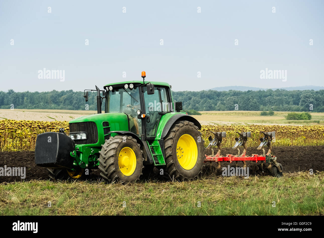 Landwirt mit Traktor bei der Arbeit Stockfoto