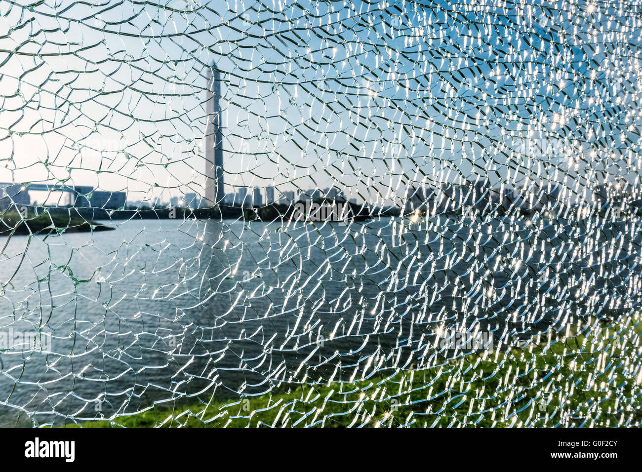 zerbrochenes Glas mit Unschärfe Stadtbild Stockfoto