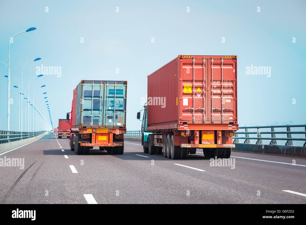 Container-Truck auf der Brücke Stockfoto