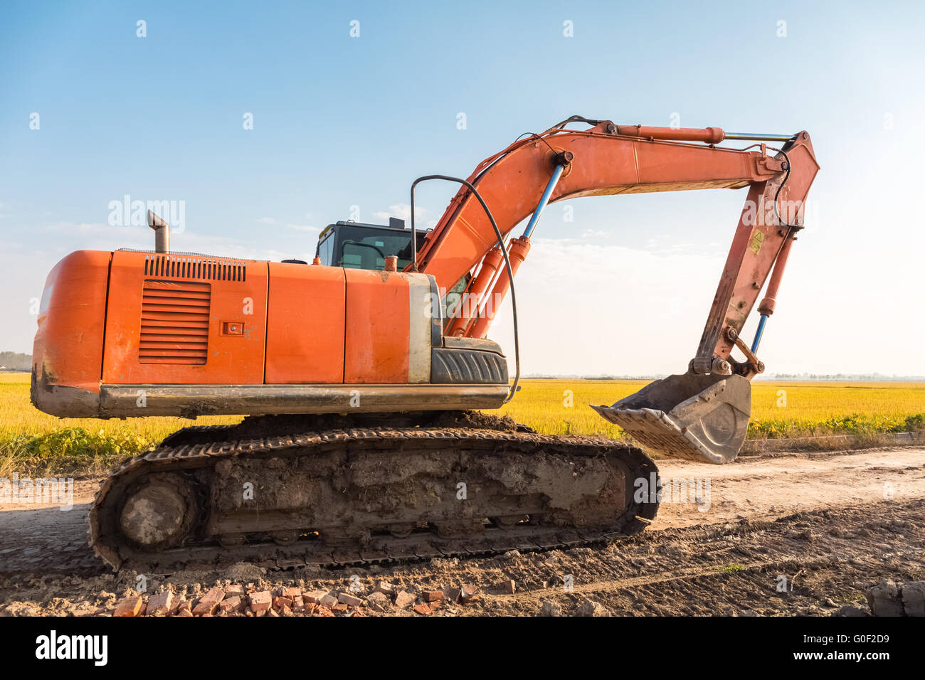 Bagger auf der Landstraße Stockfoto