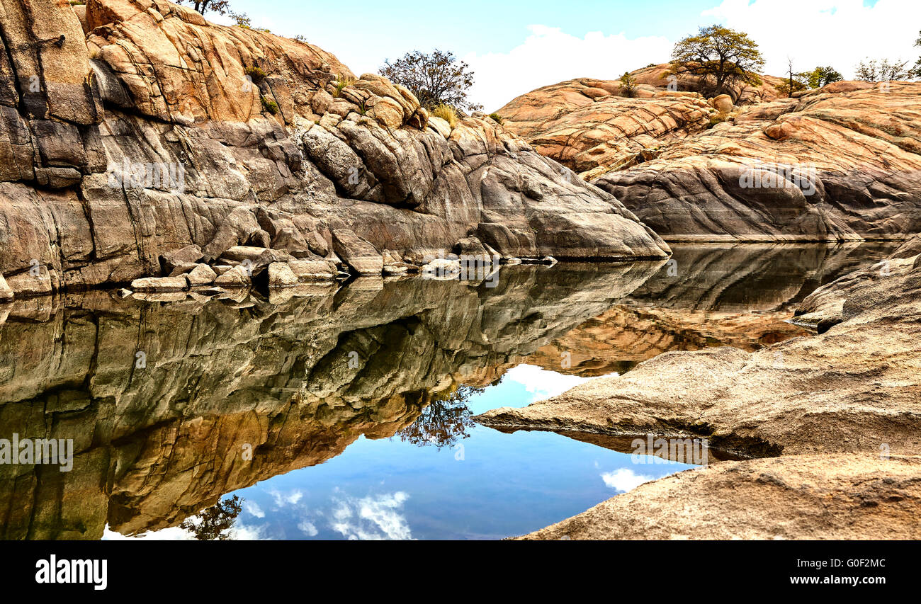 professionelle hochauflösende Landschaft Foto von einem malerischen Granit Bergsee zeigt klassische Komposition und Beleuchtung Spaß Stockfoto