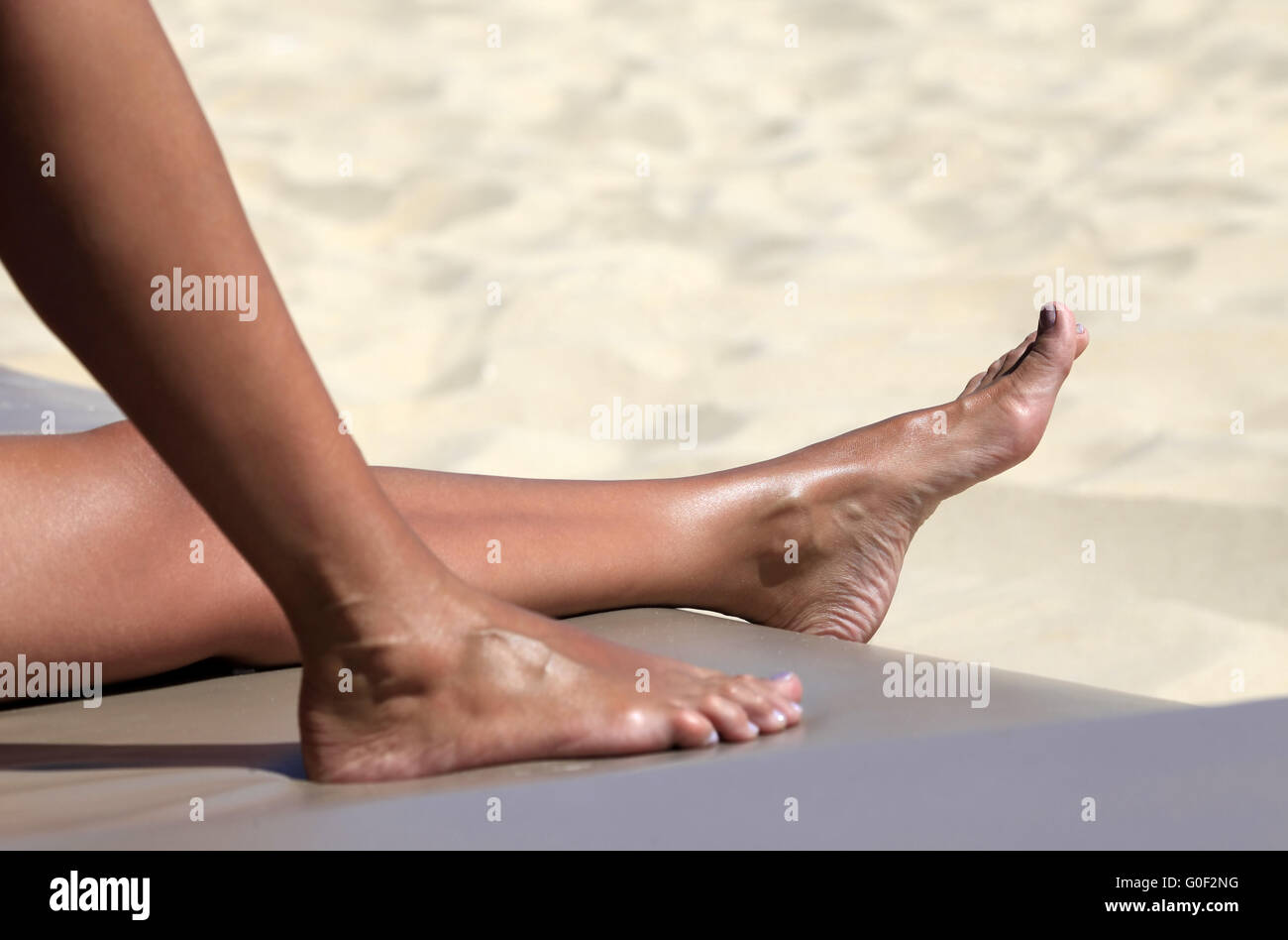 Weibliche Beine barfuß Stockfoto