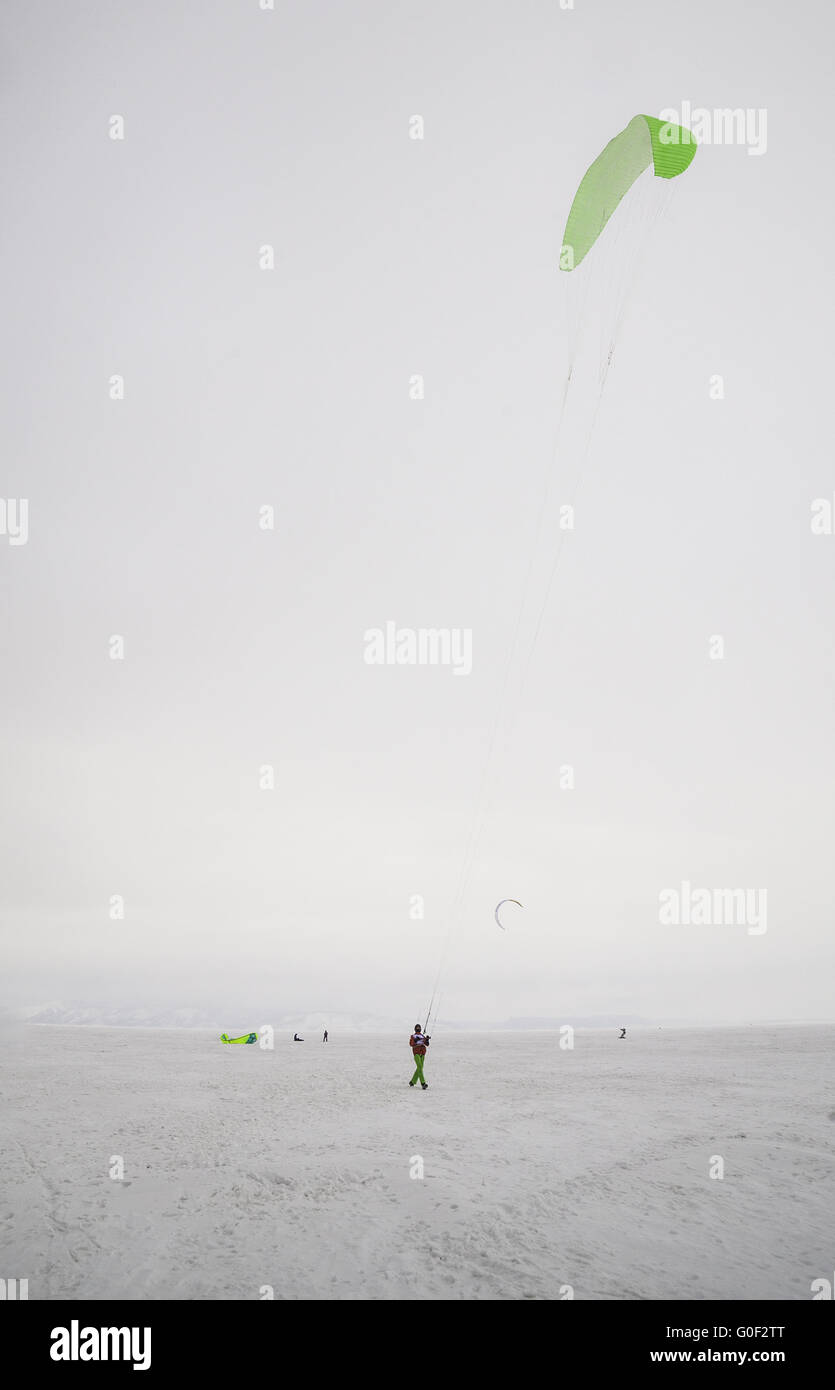 Kiteboarder mit Drachen auf dem Schnee Stockfoto