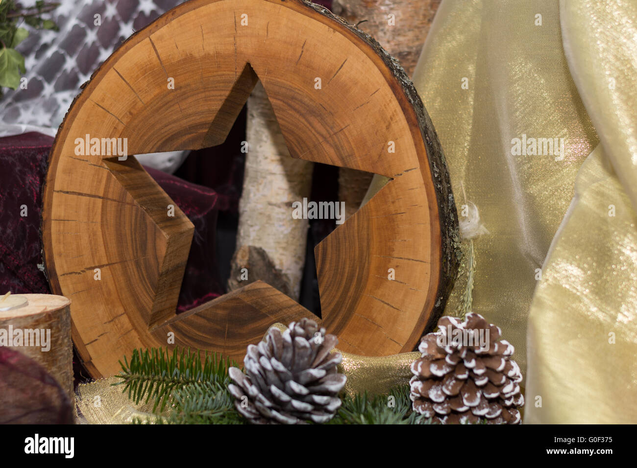 massive Weihnachtsstern aus Baumstamm Stockfoto