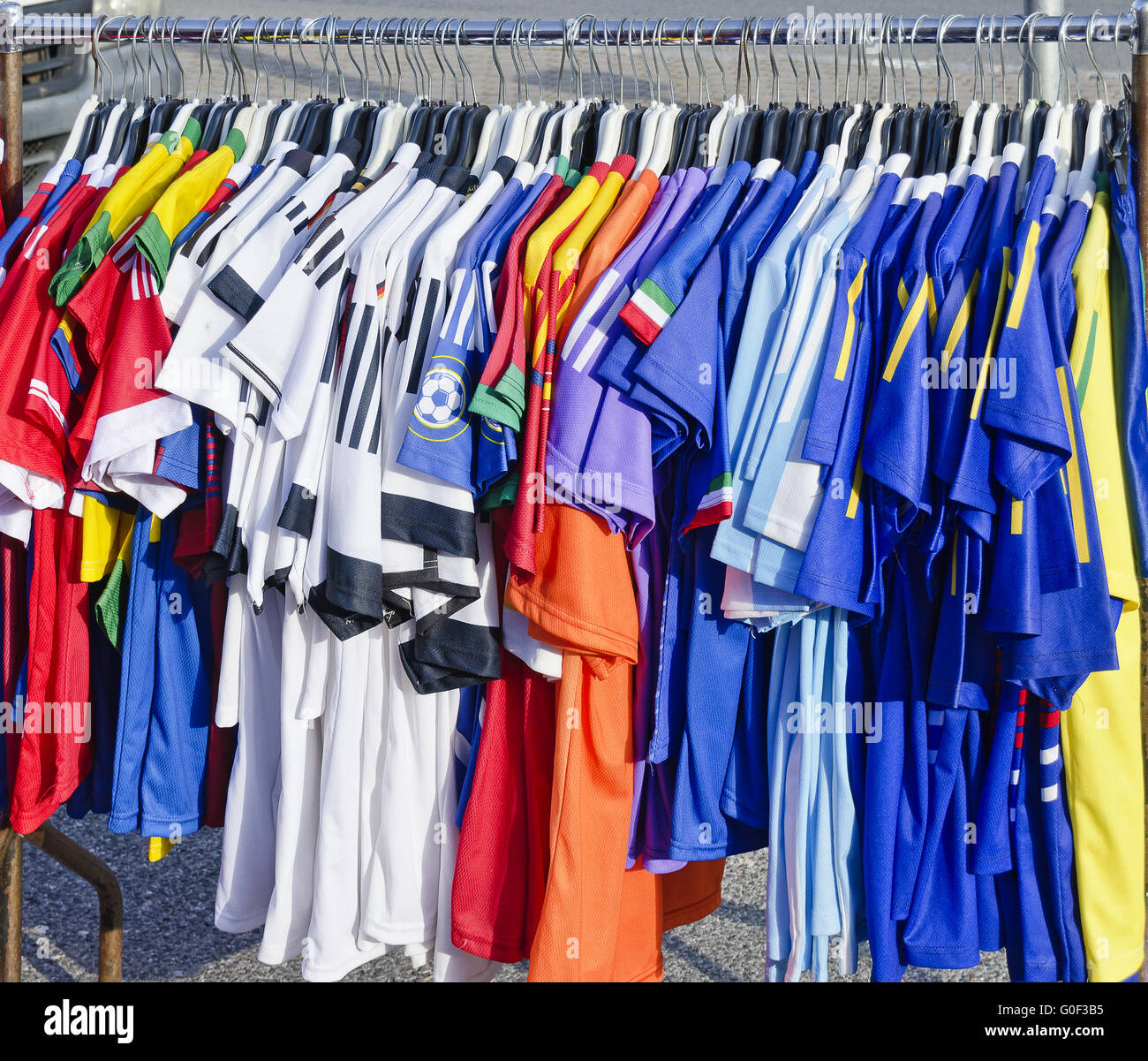 Fußballtrikots bei einer Kleiderstange Stockfoto