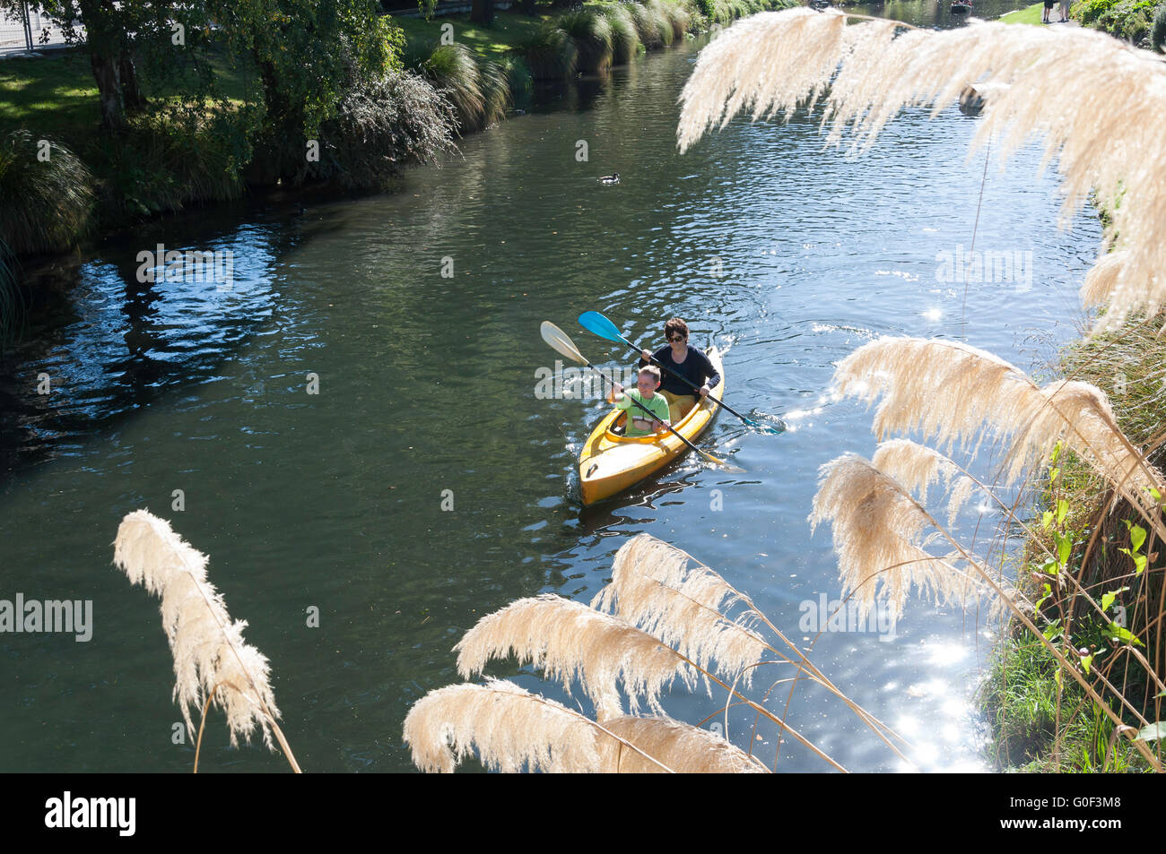 Mutter und Sohn Kajak am Fluss Avon, Christchurch, Canterbury, Südinsel, Neuseeland Stockfoto