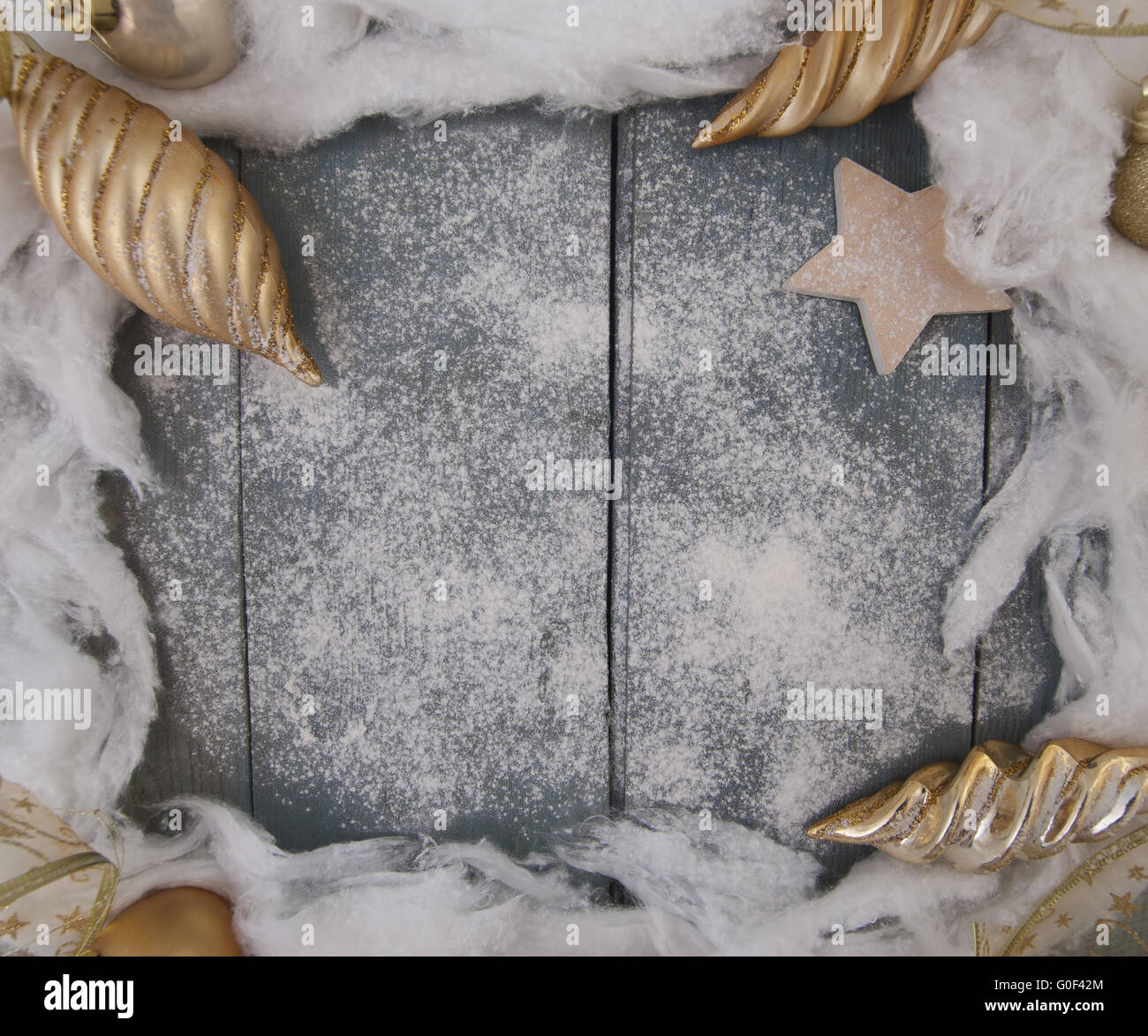 Weihnachten aus Holz Hintergrund mit Weihnachtsschmuck. Stockfoto