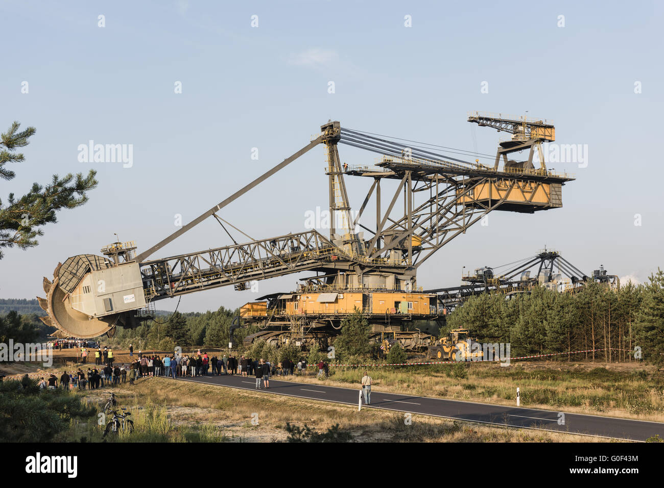 Schaufelrad Bagger überqueren eine Landstraße Stockfoto