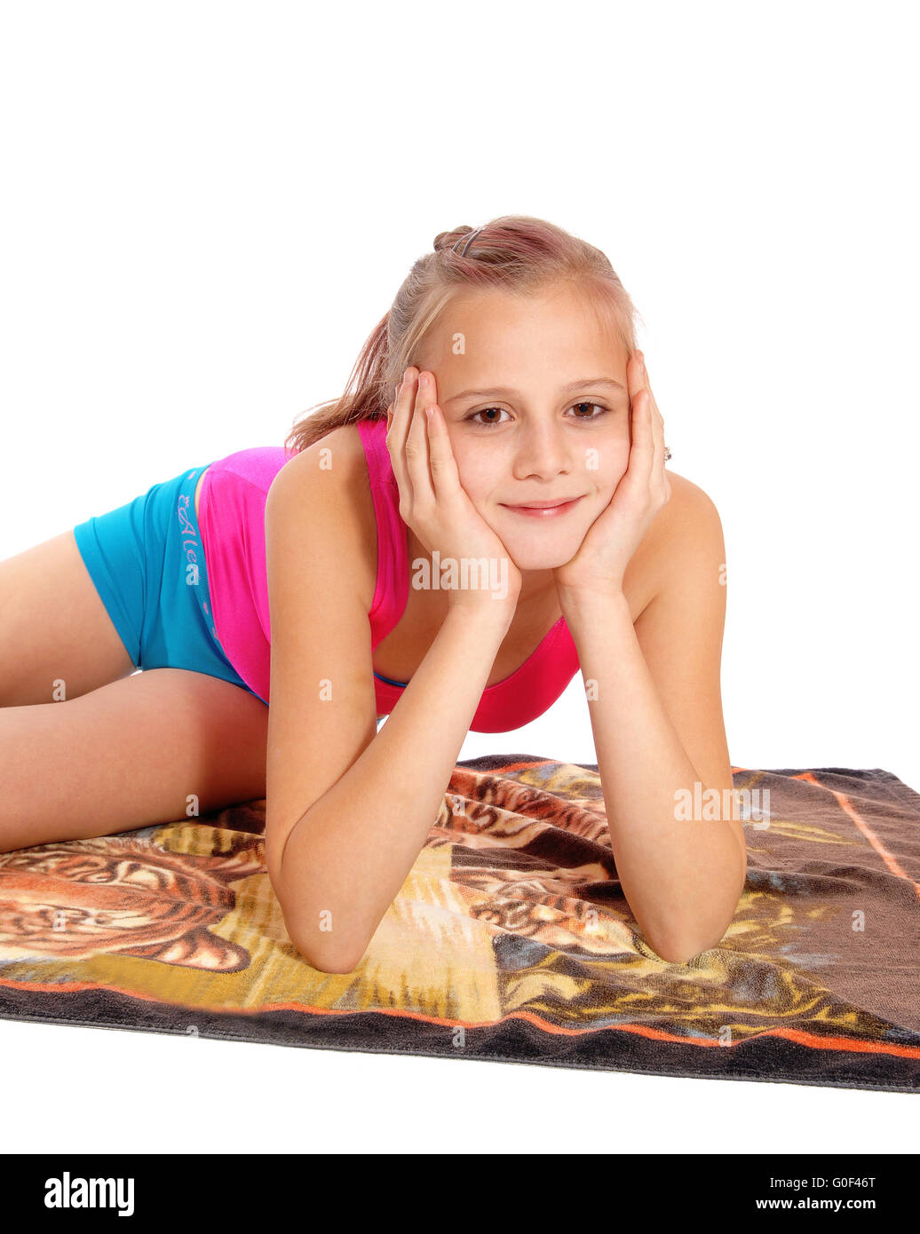 Nahaufnahme von jungen Mädchen im Badeanzug auf dem Boden liegend. Stockfoto