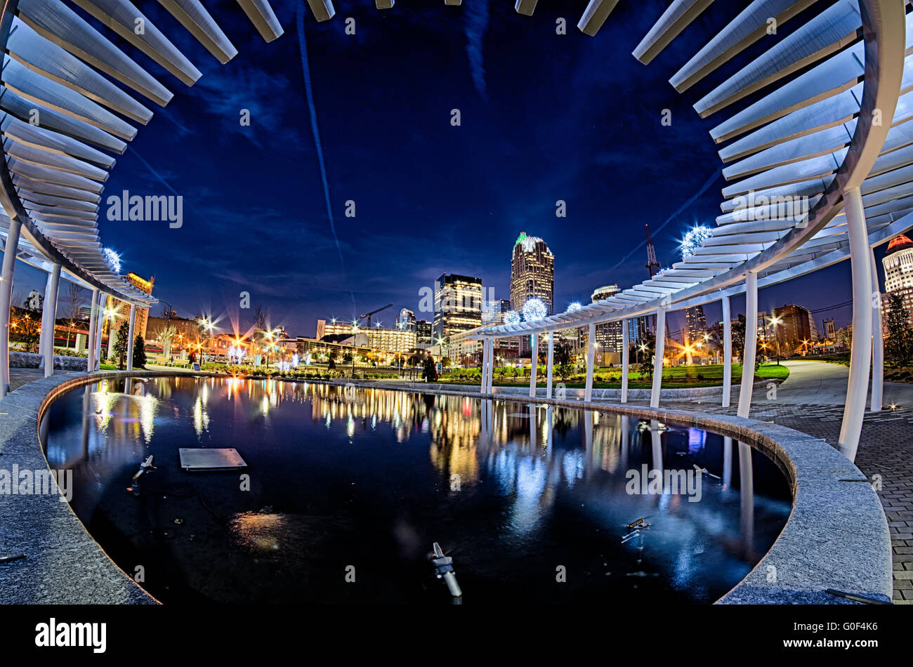Zentrum der Stadt Charlotte North Carolina für Weihnachten dekoriert Stockfoto