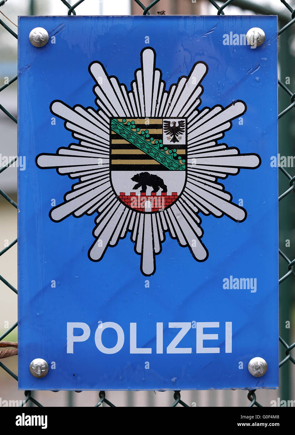Melden Sie sich an einem Zaun von einer Polizeistation in Magdeburg Stockfoto