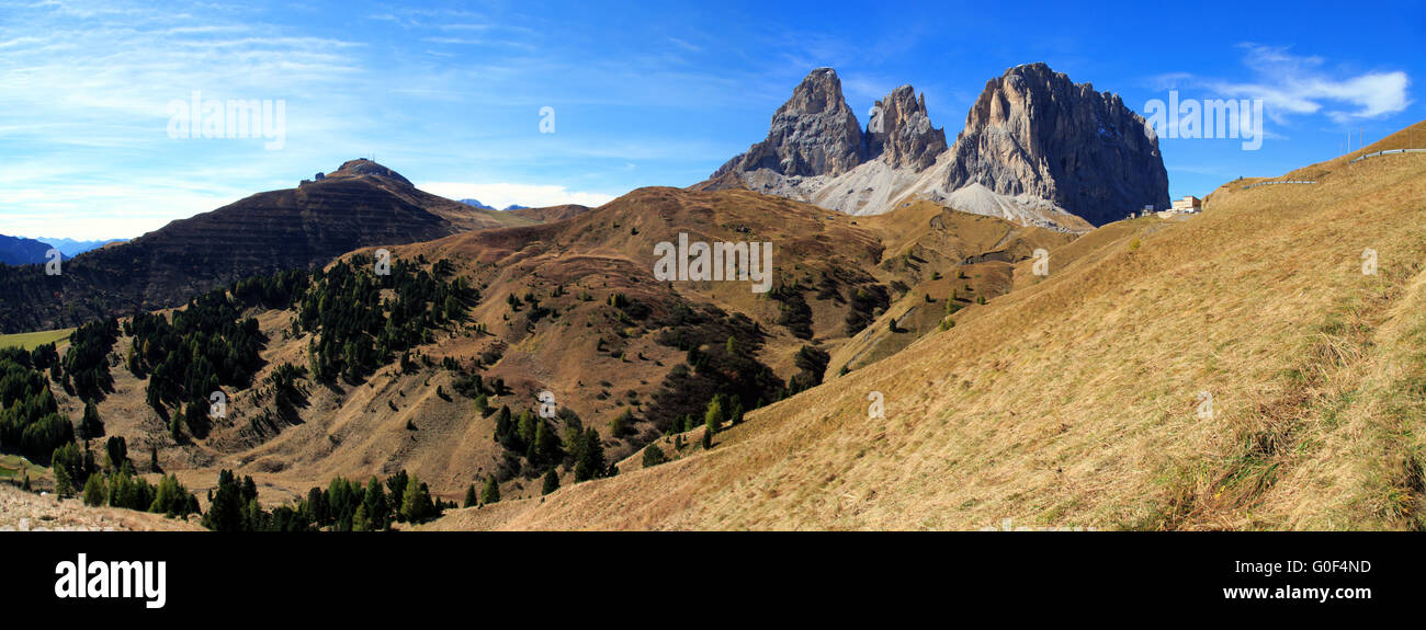 Dolomiten-Panorama auf das Sellajoch mit Langkofel und Plattkofels Stockfoto