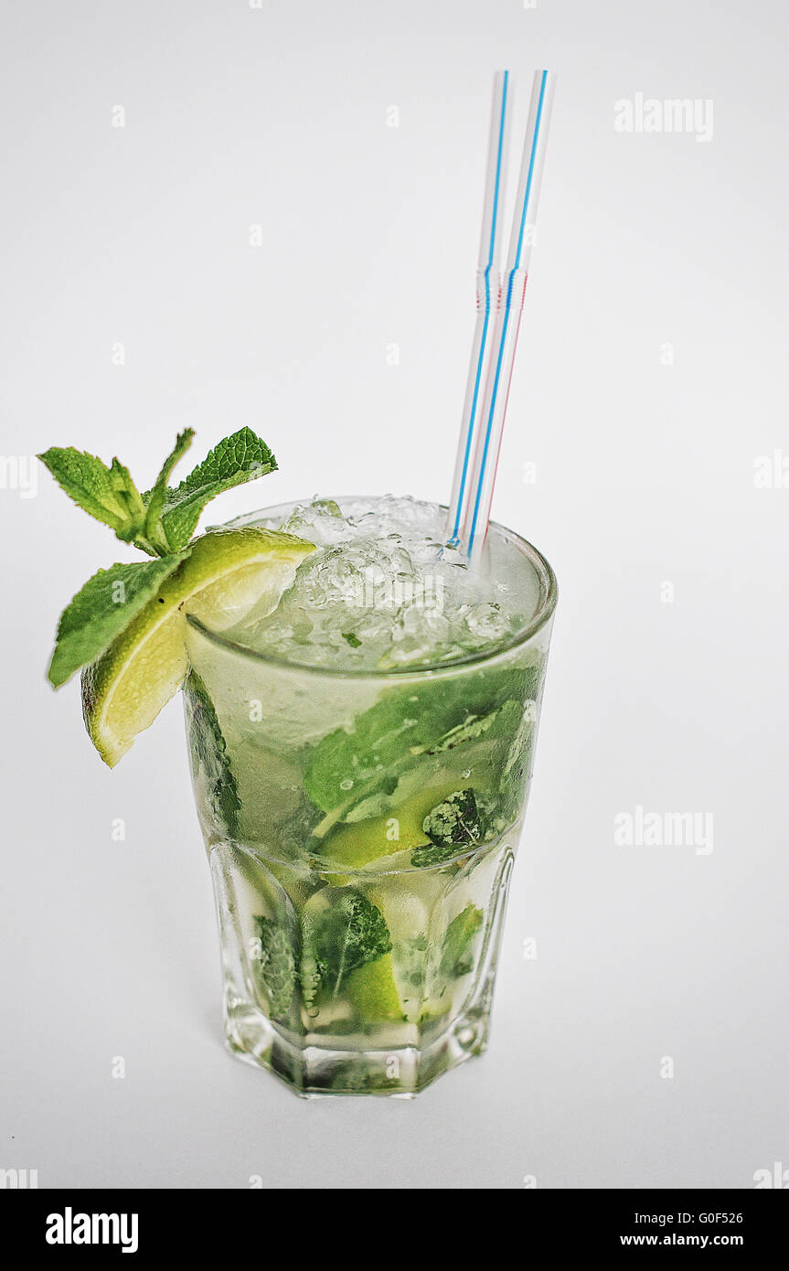 Cocktail Mojito auf dem weißen Hintergrund isoliert Stockfoto