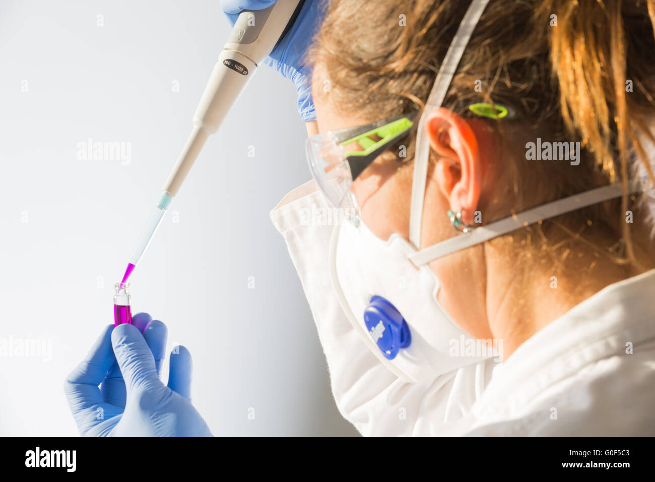 Ein Wissenschaftler in einem Labor mit pipette Stockfoto
