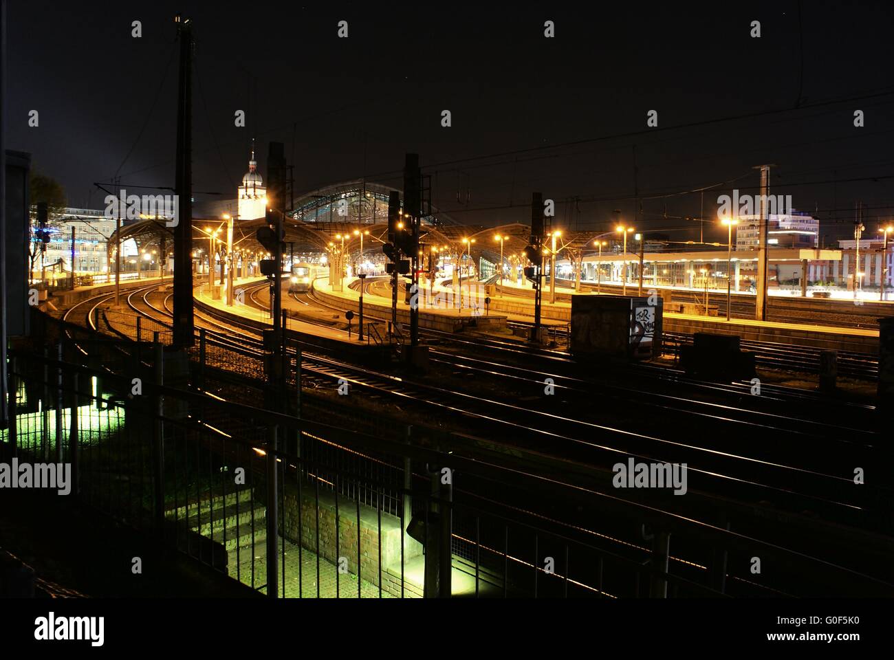 Bahnhof Köln bei Nacht Stockfoto