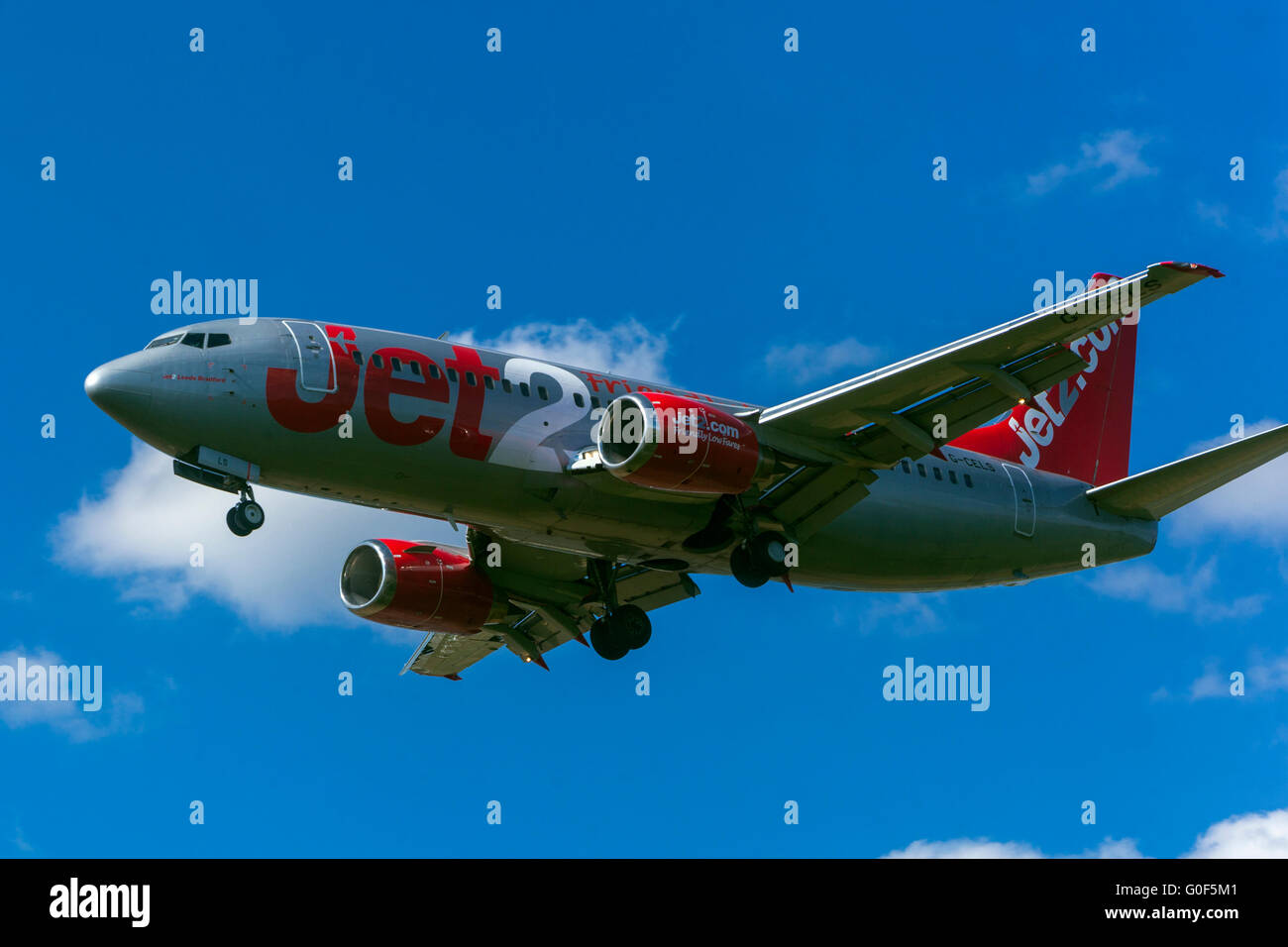 Flugzeug Boeing 737 Jet2 Landung am Flughafen Prag. Tschechische Republik, Europa Stockfoto