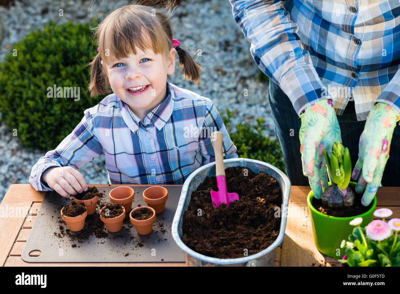 Mädchen, die Blumenzwiebeln Pflanzen Stockfoto