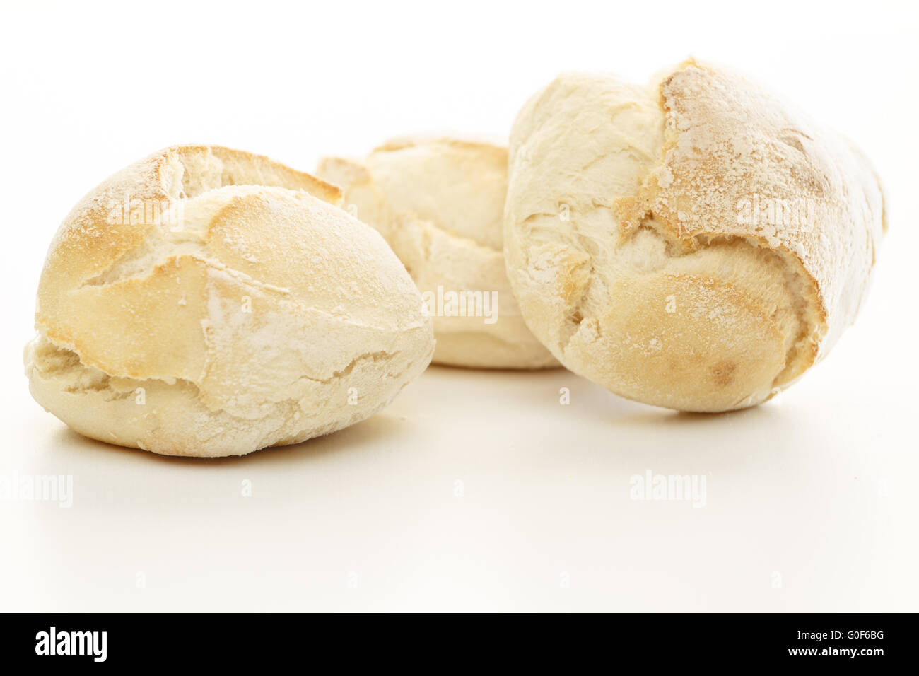 Frisches Brot über weiß Stockfoto