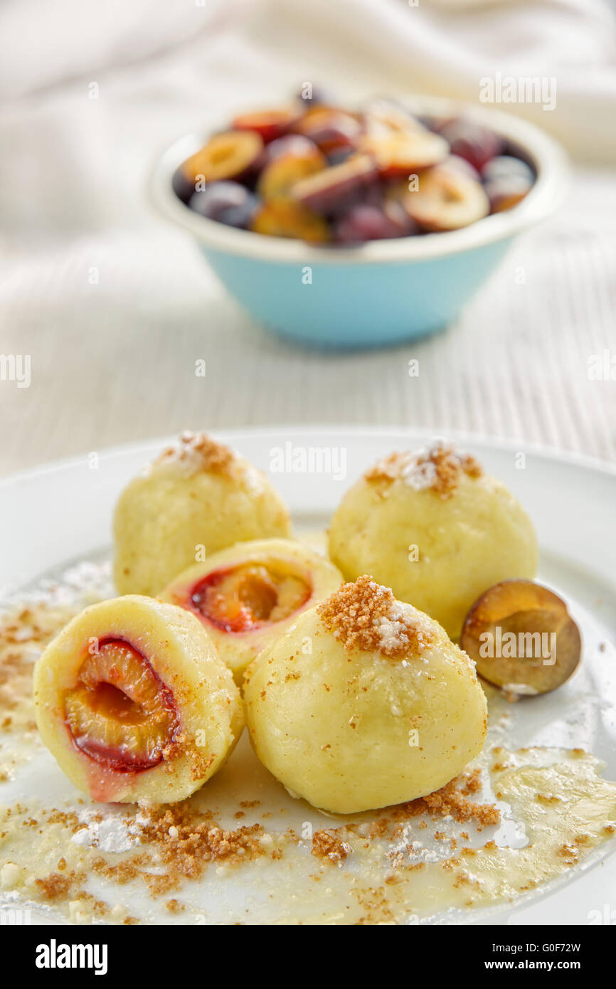 Plum Kartoffelknödel garniert mit gebratenen Semmelbrösel mit zerlassener butter Stockfoto