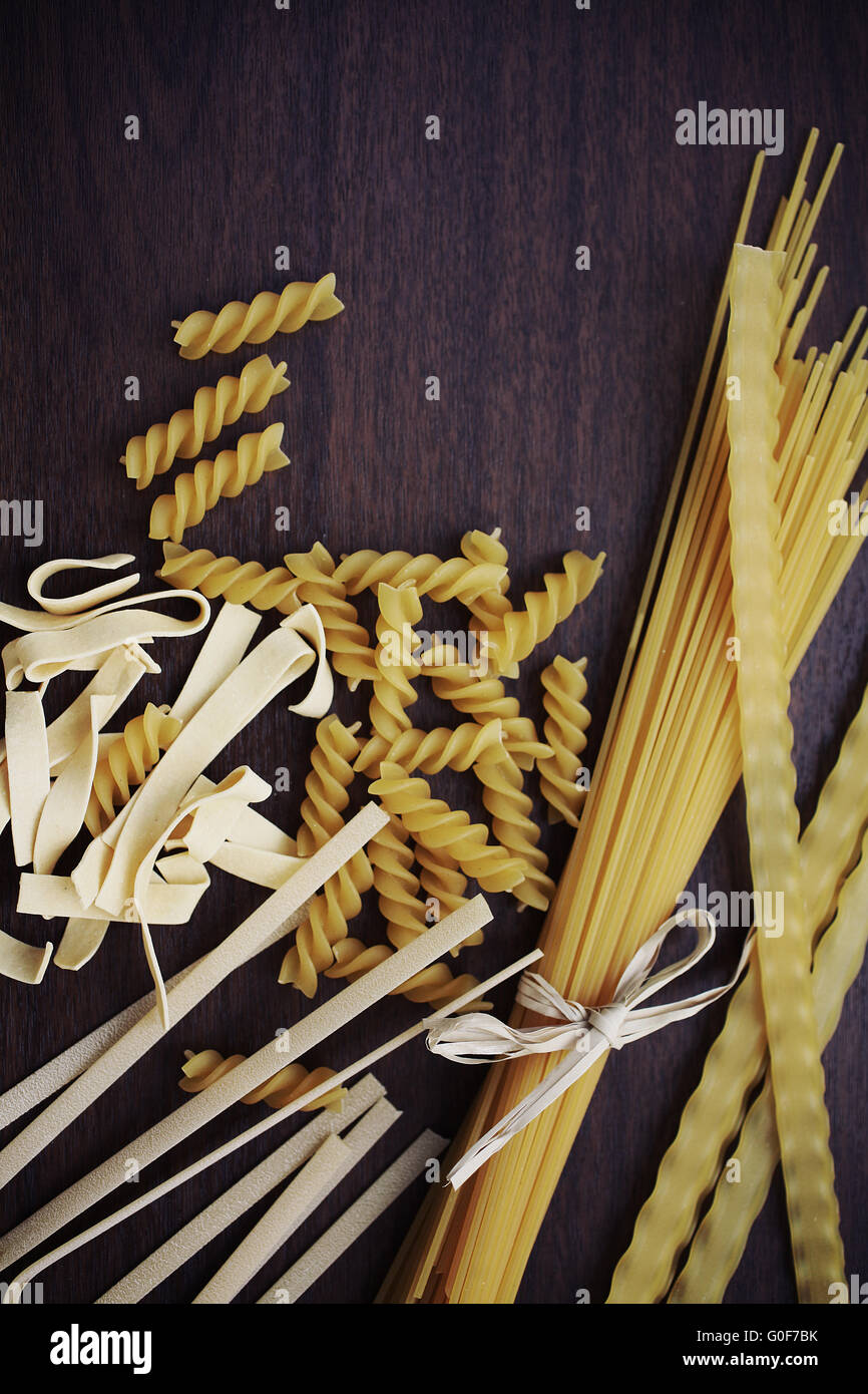 Spaghetti Variationen auf einem Holztisch Stockfoto