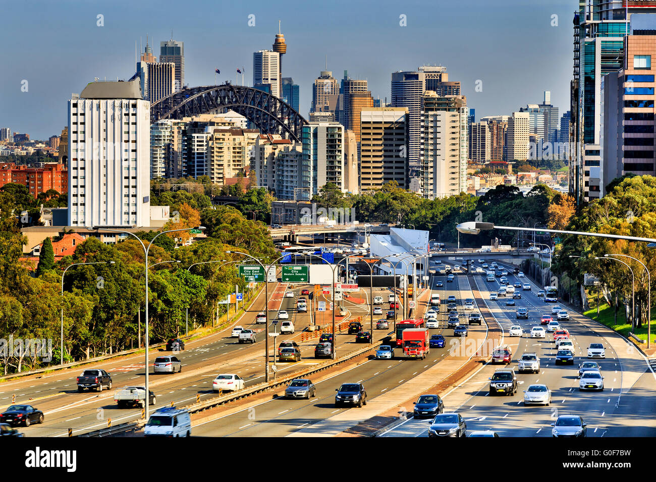 Zwiesprache Autoverkehr während der Hauptverkehrszeit im belebten Zentrum von Sydney. Multi-Lane-Autobahn zwischen Türmen der modernen Architektur Stockfoto