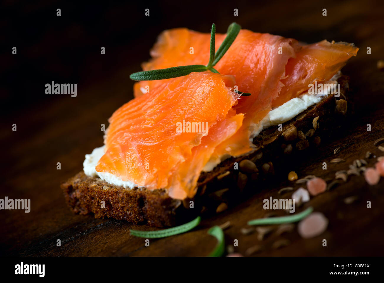 Frischkäse, Räucherlachs und Brot Stockfoto