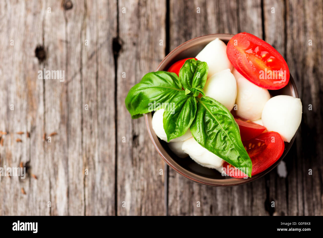 Tomate und Mozzarella mit Basilikum Blätter in Schüssel Stockfotografie -  Alamy