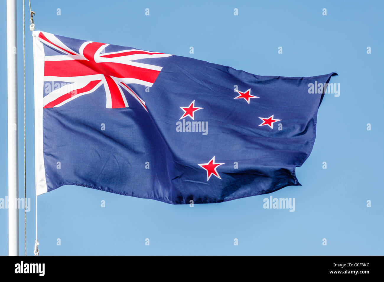 Kreuz des Südens, Sterne rot auf NZ-Beflaggung eine Fahnenstange, blauer Himmel, Neuseeland Stockfoto