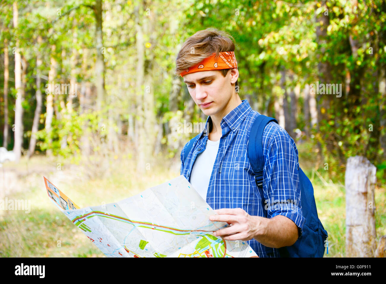 Junger Mann ist die Karte erkunden Stockfoto