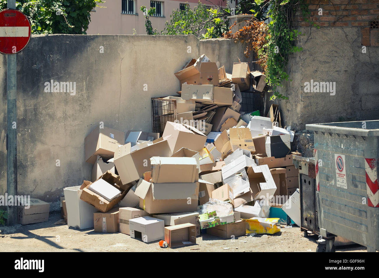 Müll Müllcontainer Kartons voller Müll Stockfoto