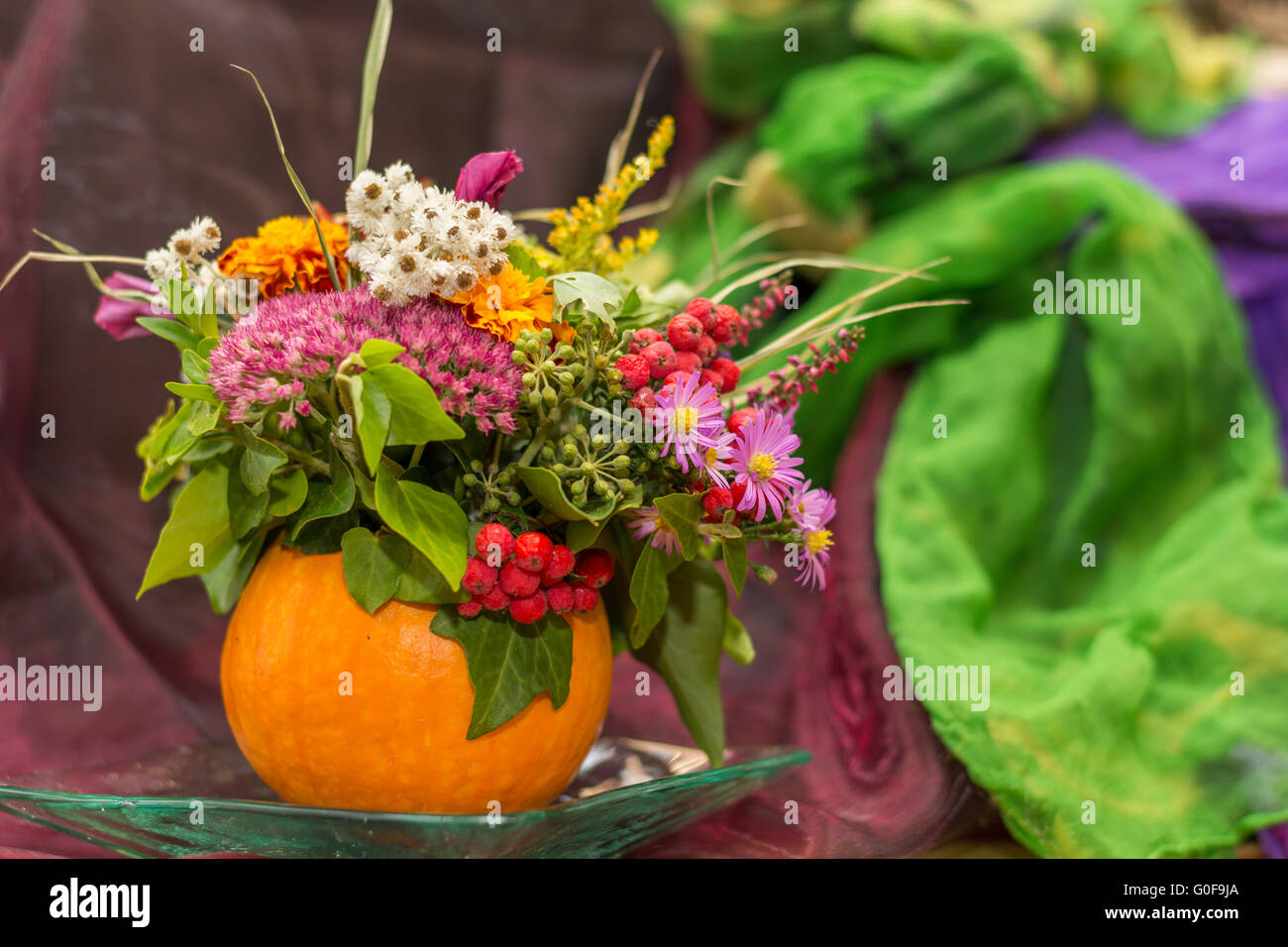 Herbst Deko - Kürbis und bunte Blumen Stockfoto