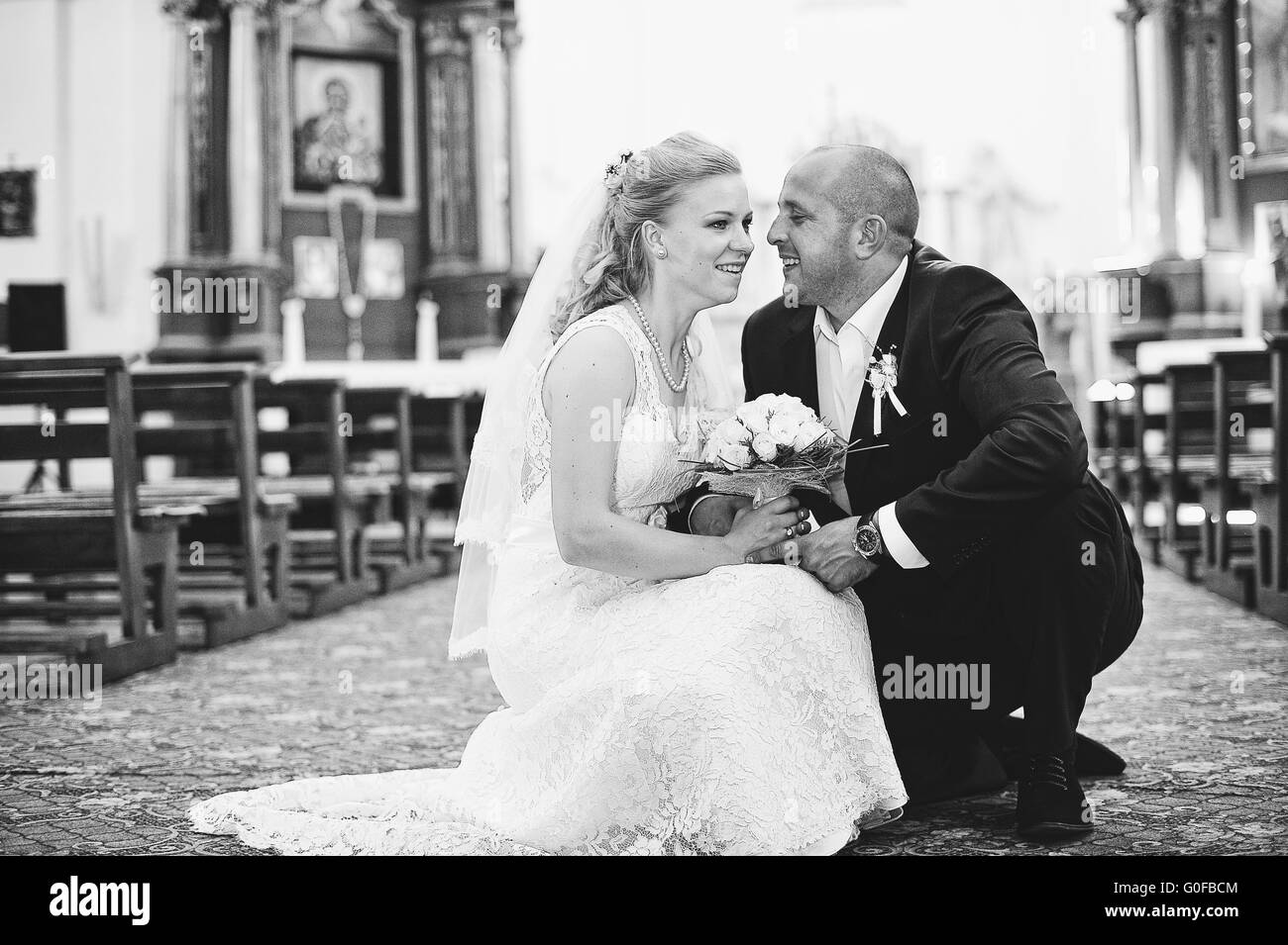 Nur verheiratete Paare, die verliebt in der alten Kirche Stockfoto