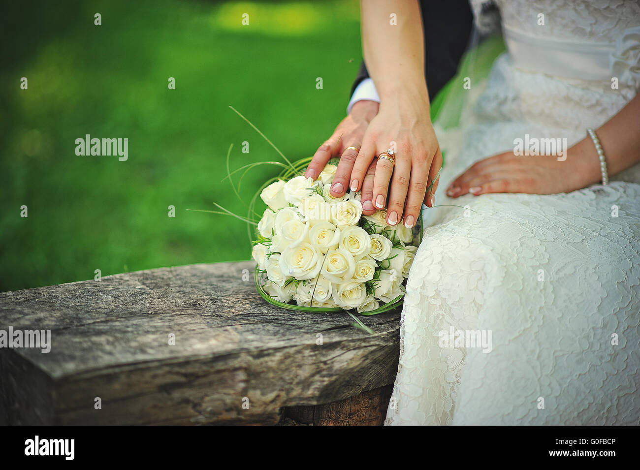 Nur verheiratetes Paar in Liebe und ihre Hände Wandern Stockfoto