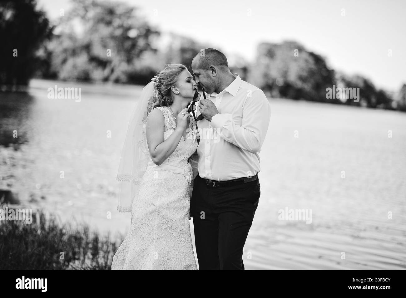 Nur Ehepaar in Gläsern zu Fuß in Liebe und Spaß Stockfoto