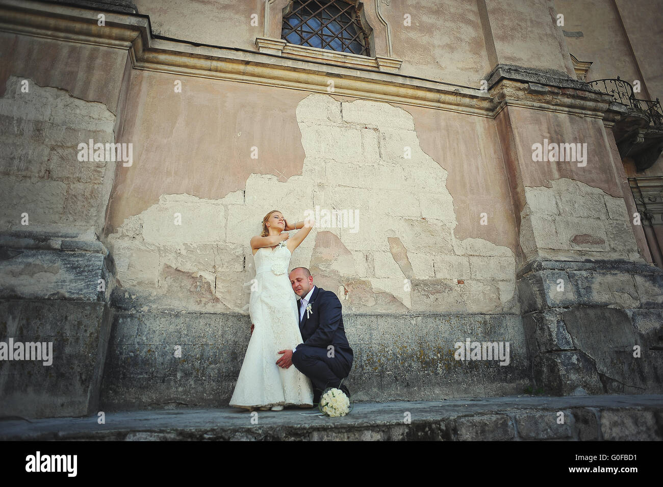 Nur verheiratete Paare, die verliebt in der alten Kirche Stockfoto