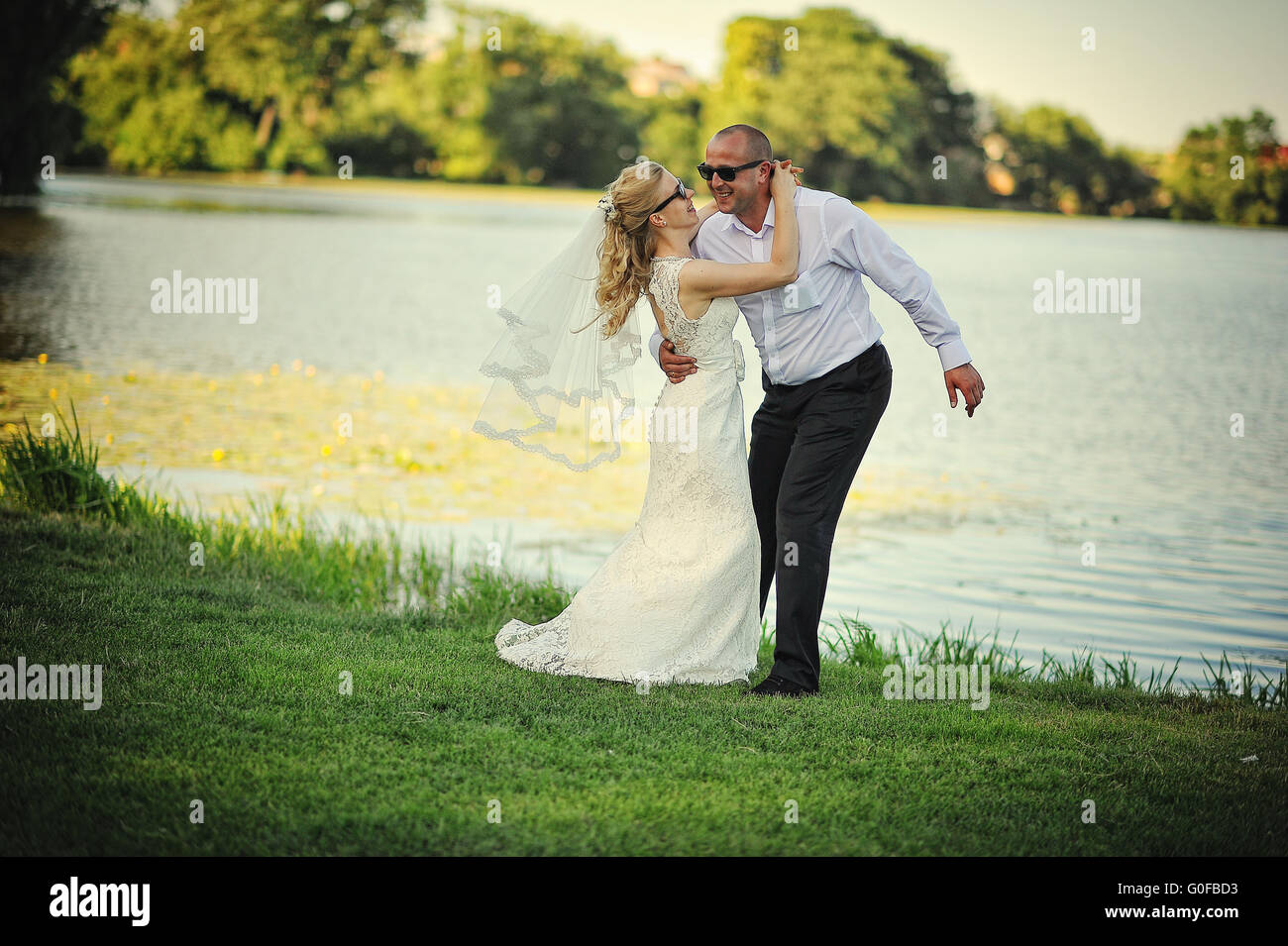 Nur Ehepaar in Gläsern zu Fuß in Liebe und Spaß Stockfoto