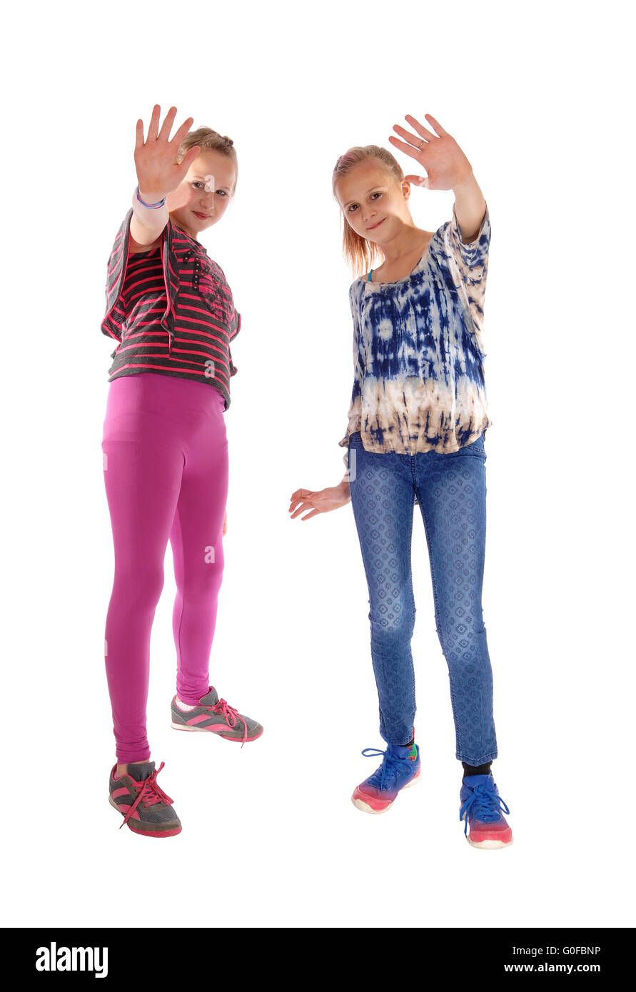 Zwei Mädchen halten es Hände hoch. Stockfoto