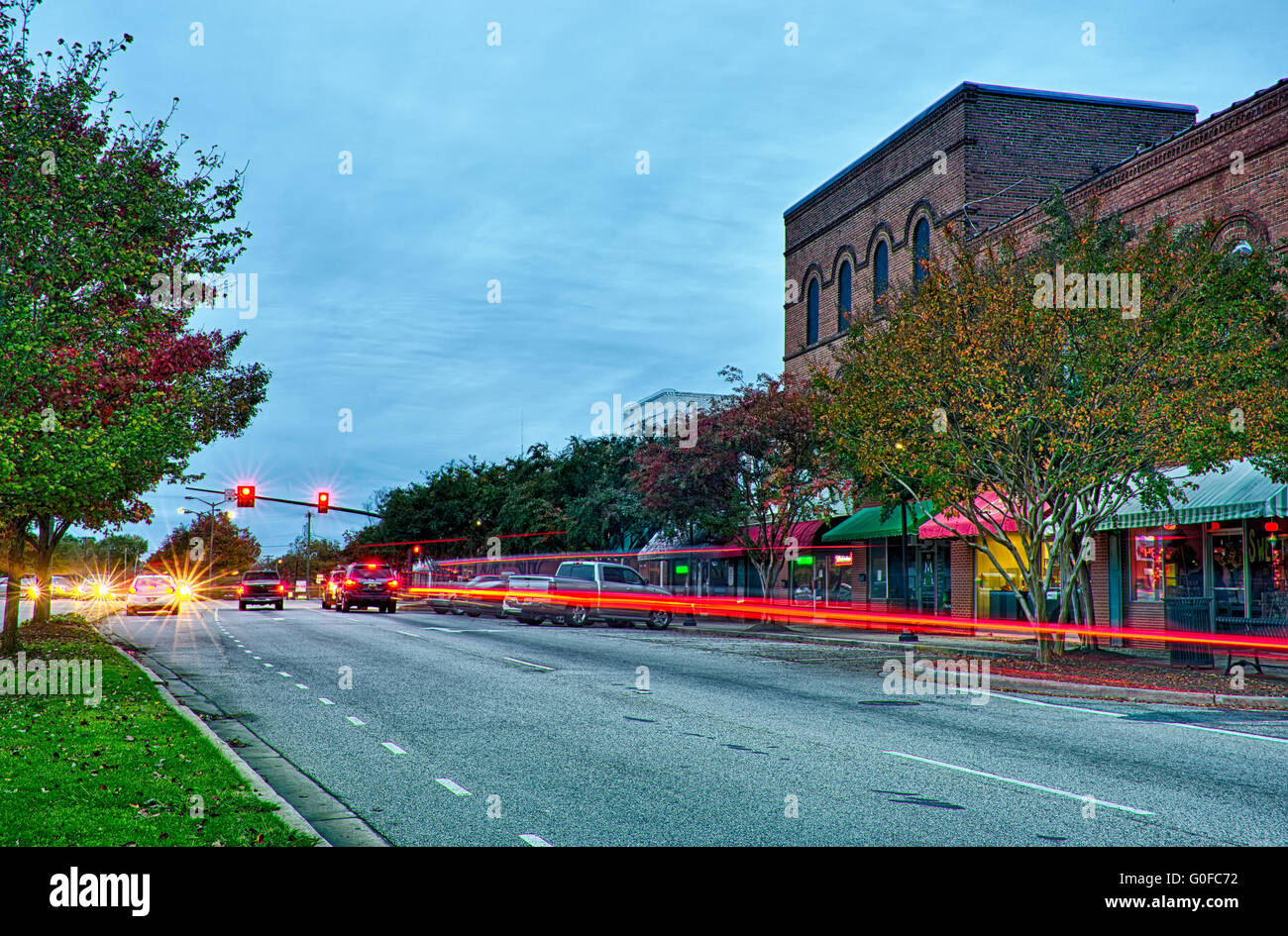 Straßenszenen in der Nacht durch die Stadt in South Carolina Klee Stockfoto