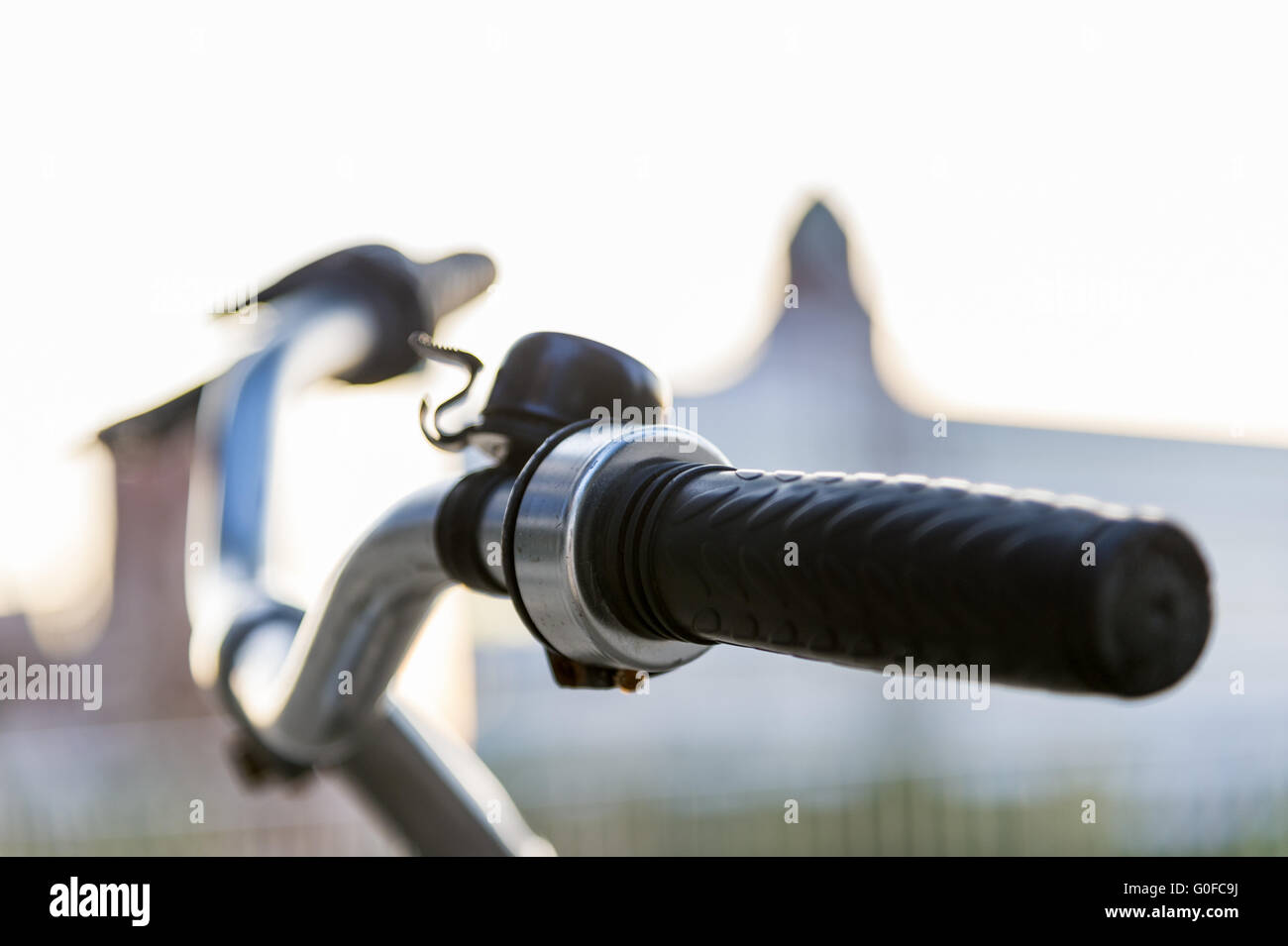 Fahrradlenker mit Klingeln in die diffuse Beleuchtung. Stockfoto