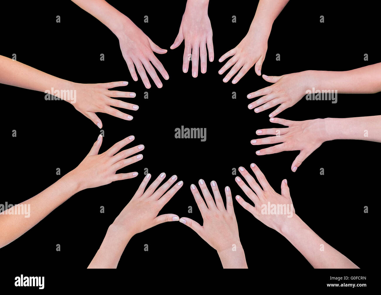 Fünf Kinderhände im Kreis vor schwarzem Hintergrund Stockfoto