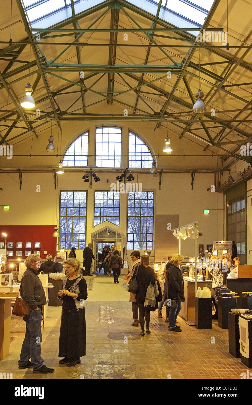 Menschen bei einem kreativen Markt im Depot, Dortmund, Ruhr Gebiet, North Rhine-Westphalia, Deutschland Stockfoto