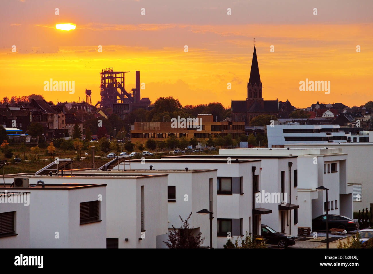 Architektur kontrastiert mit Neubauten und Hochofen 5 am Phoenix-See bei Sonnenuntergang, Dortmund Stockfoto