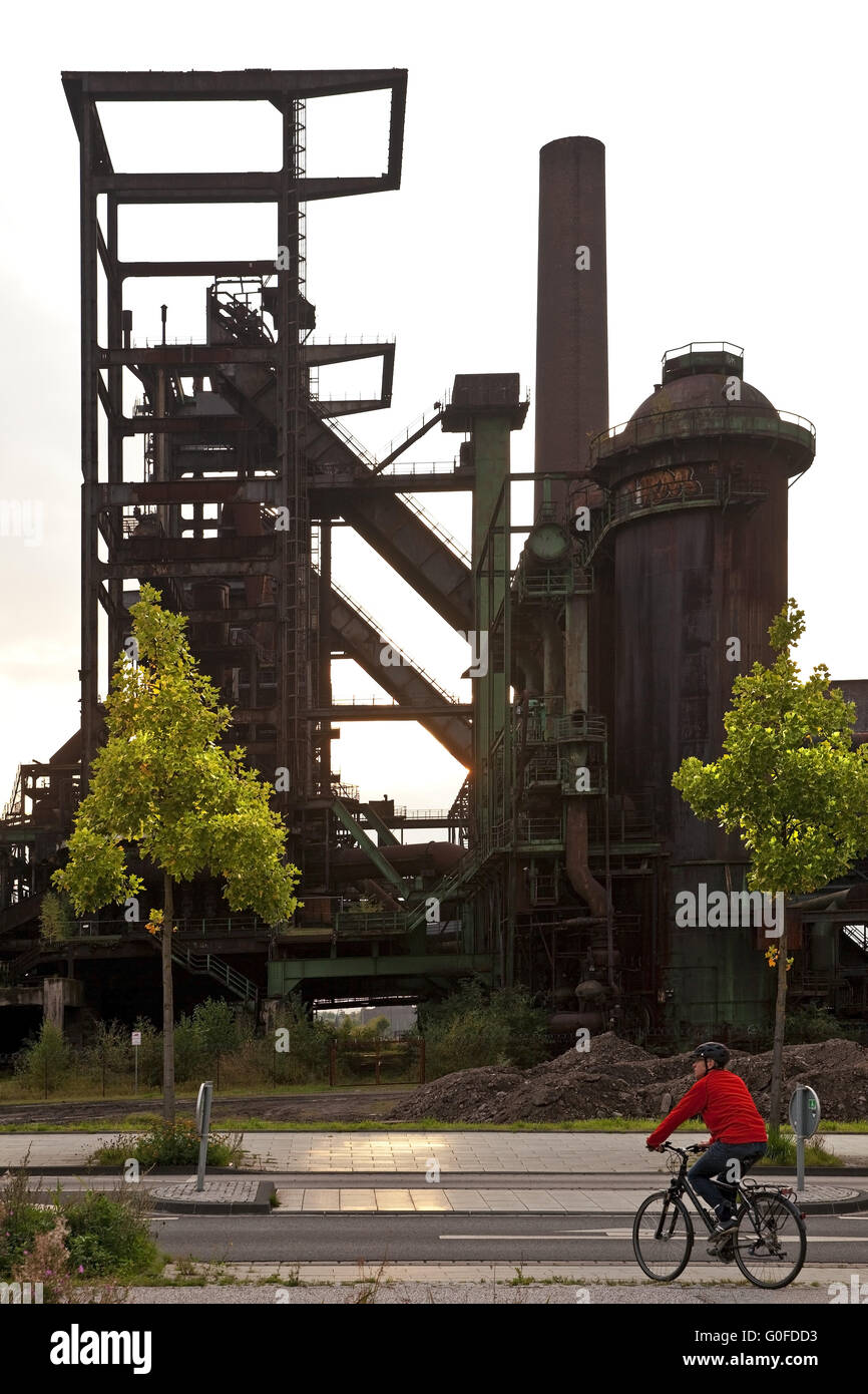 Stillgelegten Industrieanlagen Phoenix West mit Hochofen 5 und ein Radfahrer, Dortmund, Ruhrgebiet Stockfoto