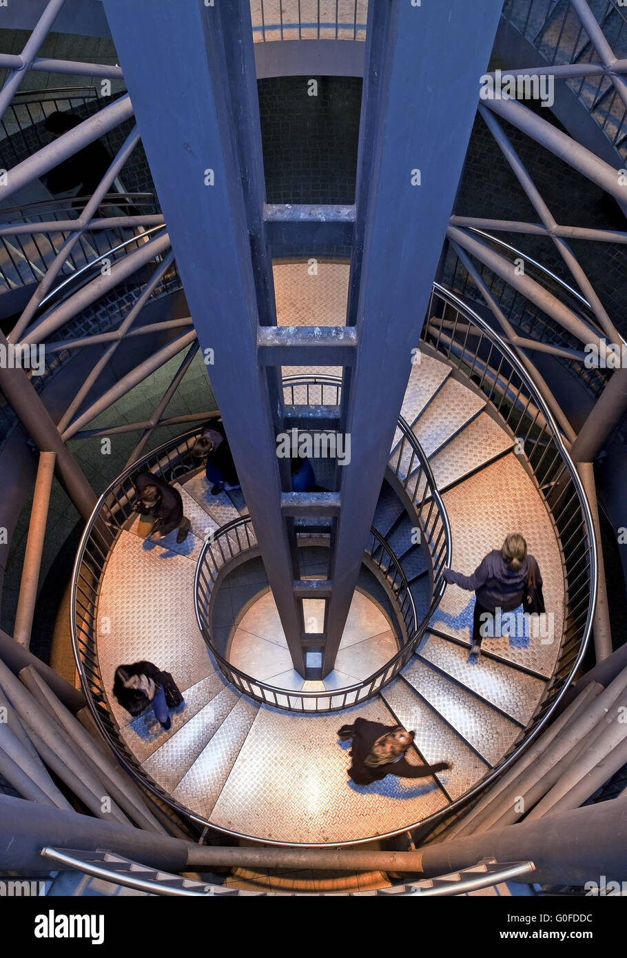 Vier Menschen auf der Treppe an der Reinoldikirche Metro Station, Dortmund, Deutschland Stockfoto