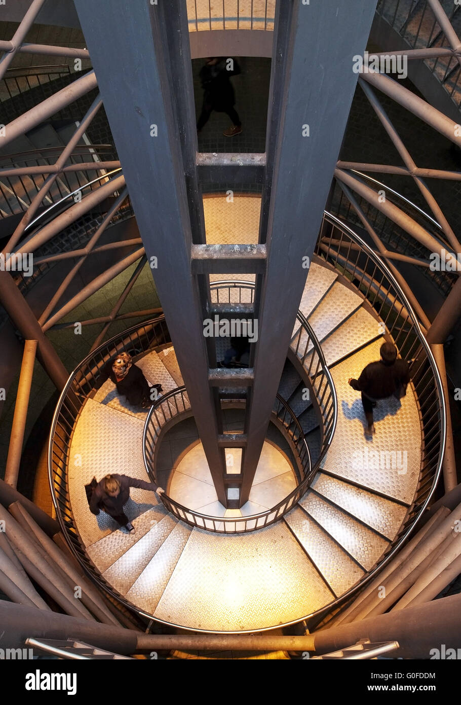 Drei Menschen auf der Treppe an der Reinoldikirche Metro Station, Dortmund, Deutschland Stockfoto